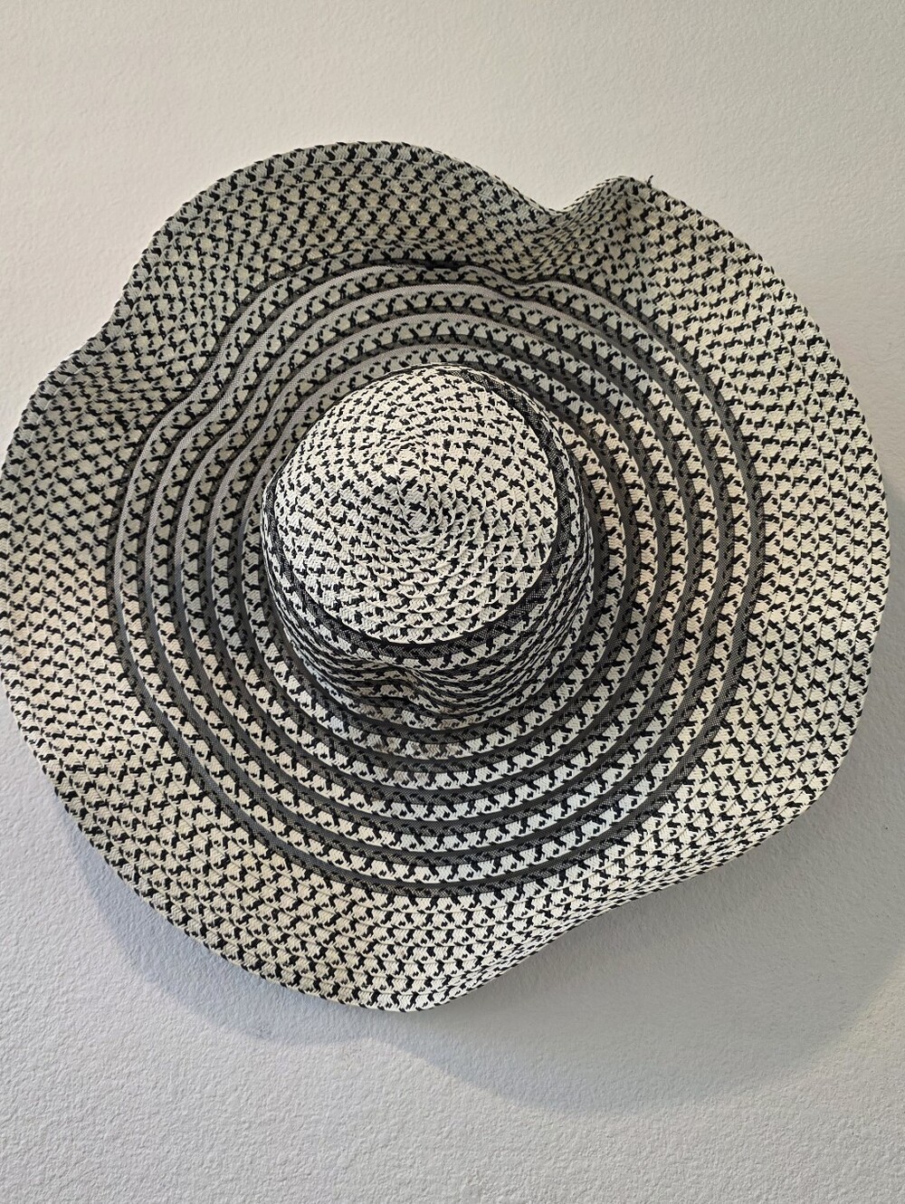 Calvin Klein Black and White Woven packable  Hat - Picture 7 of 7
